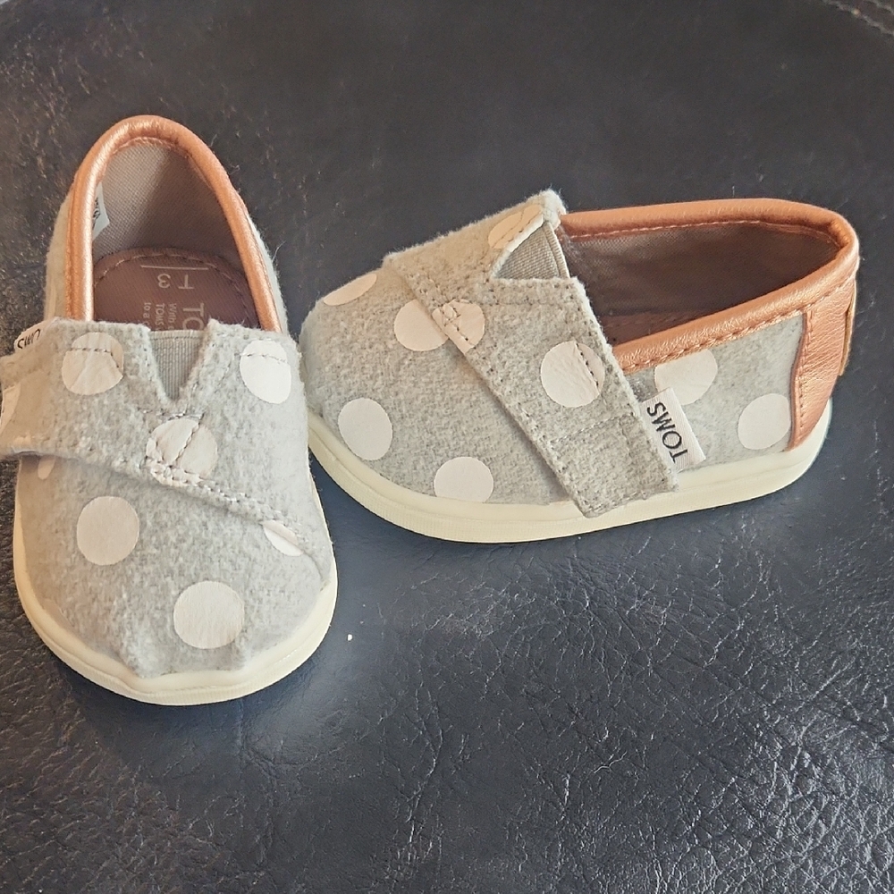 TOMS Kids Moccasins in Gray and White